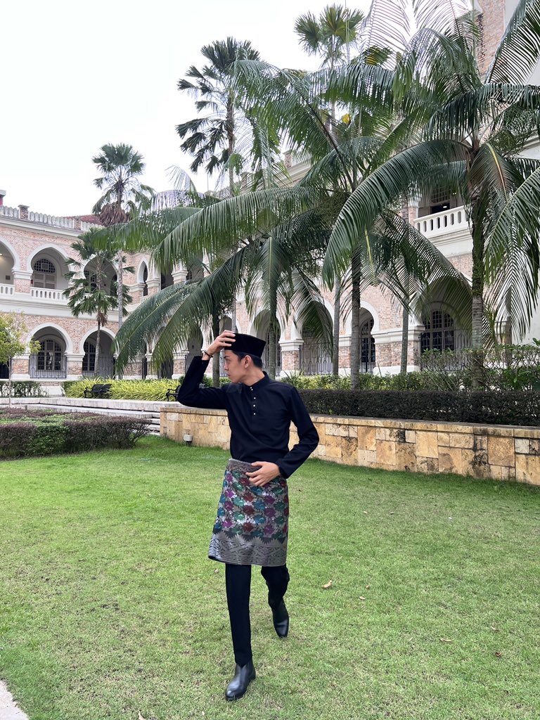 WaitHearMeUp's tweet photo. Selamat Hari Raya everyone #TeamRayaHitam https://t.co/za9xiQSNc6