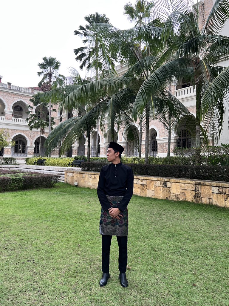 WaitHearMeUp's tweet photo. Selamat Hari Raya everyone #TeamRayaHitam https://t.co/za9xiQSNc6