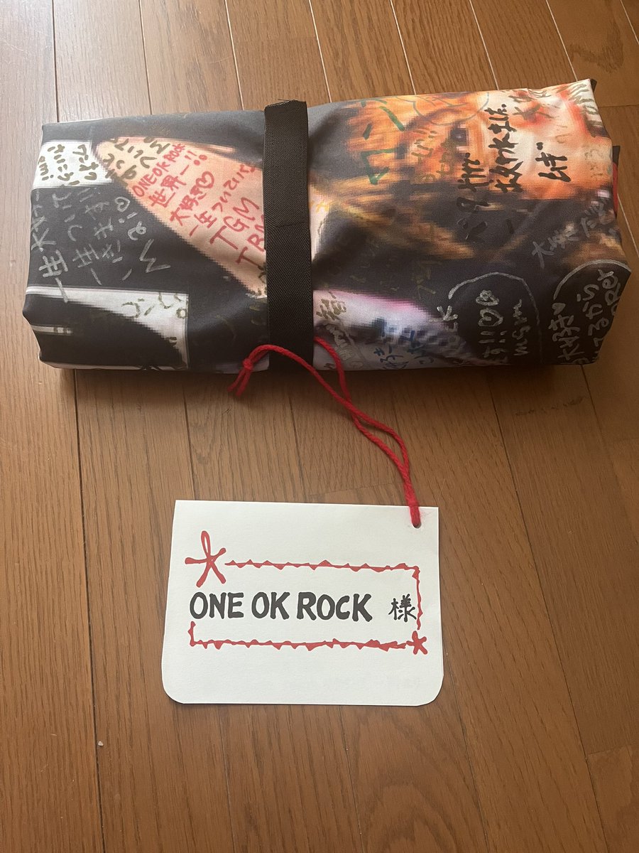oor_sekaiichi's tweet photo. 横断幕、ワンオクのメンバーに届きました😭🙌⤴︎
いろんな意味で重い重い横断幕を投げてくれたおーざわありがとう🙏😭❤️
そしてメッセージを書き込んでくれた人たち盛り上げてくれた人たち、本当にありがとうございました😭🙏❤️

#ONEOKROCK 
#teamタクシーズ 
#三年ごしの奇跡 https://t.co/figePhlC8s