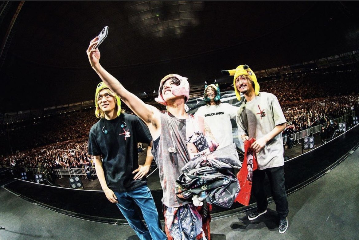 oor_sekaiichi's tweet photo. 横断幕、ワンオクのメンバーに届きました😭🙌⤴︎
いろんな意味で重い重い横断幕を投げてくれたおーざわありがとう🙏😭❤️
そしてメッセージを書き込んでくれた人たち盛り上げてくれた人たち、本当にありがとうございました😭🙏❤️

#ONEOKROCK 
#teamタクシーズ 
#三年ごしの奇跡 https://t.co/figePhlC8s
