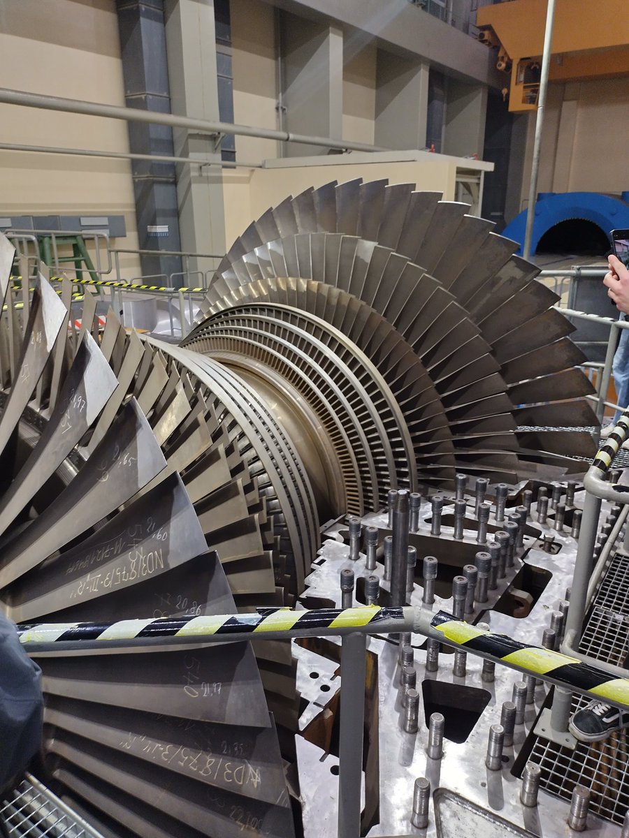 Seypho's tweet photo. War heute beim einzigen Atomkraftwerk, das in Österreich gebaut wurde. Das AKW Zwentendorf. Es wurde damals zwar fertig gebaut, aber nie eingeschaltet, weshalb es nun eines der einzigen AKWs ist, welches komplett ungefährlich von innen besichtigt werden kann. 😄☢️ https://t.co/7vmtj6Kt7q