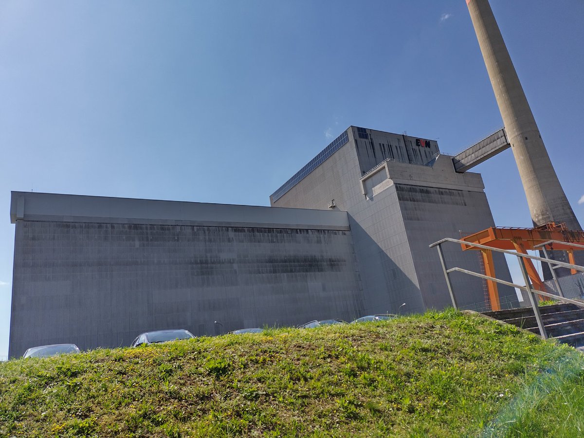 Seypho's tweet photo. War heute beim einzigen Atomkraftwerk, das in Österreich gebaut wurde. Das AKW Zwentendorf. Es wurde damals zwar fertig gebaut, aber nie eingeschaltet, weshalb es nun eines der einzigen AKWs ist, welches komplett ungefährlich von innen besichtigt werden kann. 😄☢️ https://t.co/7vmtj6Kt7q
