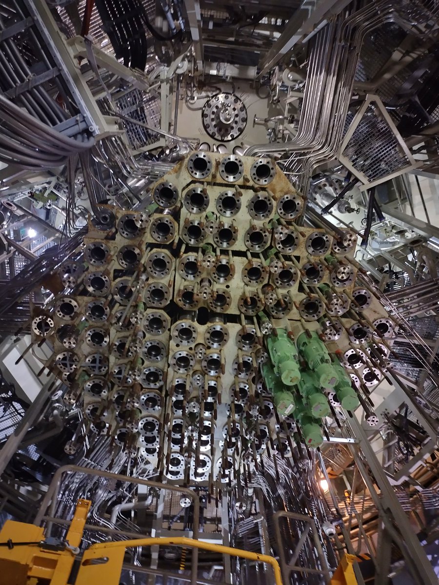 Seypho's tweet photo. War heute beim einzigen Atomkraftwerk, das in Österreich gebaut wurde. Das AKW Zwentendorf. Es wurde damals zwar fertig gebaut, aber nie eingeschaltet, weshalb es nun eines der einzigen AKWs ist, welches komplett ungefährlich von innen besichtigt werden kann. 😄☢️ https://t.co/7vmtj6Kt7q