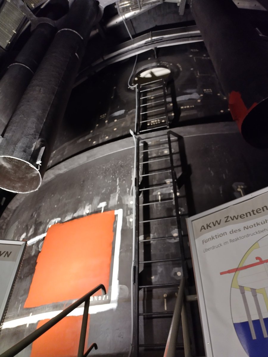 Seypho's tweet photo. War heute beim einzigen Atomkraftwerk, das in Österreich gebaut wurde. Das AKW Zwentendorf. Es wurde damals zwar fertig gebaut, aber nie eingeschaltet, weshalb es nun eines der einzigen AKWs ist, welches komplett ungefährlich von innen besichtigt werden kann. 😄☢️ https://t.co/7vmtj6Kt7q
