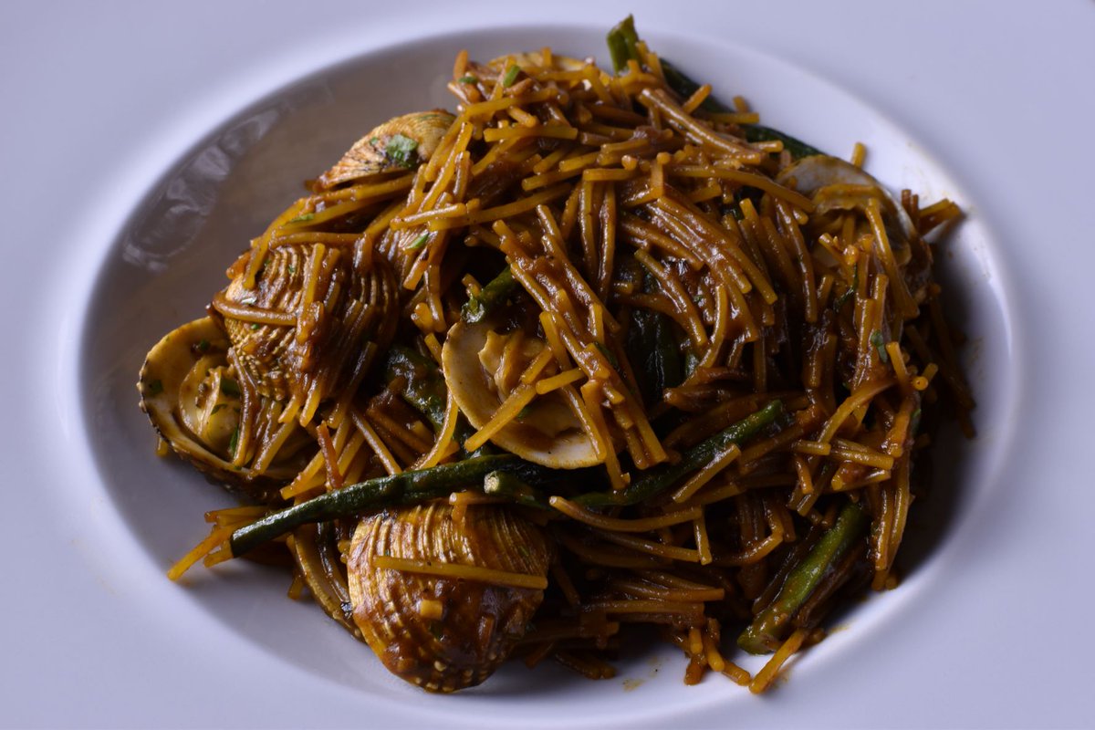 DemGourmetCat's tweet image. Acabem el nostre breu #homenatge al #marisc amb un #plat molt especial
#Fideus amb #cloïsses, #mongetes verdes i #salsa #allioli (cost 6E pp)
Apreneu a preparar-lo⬇️
democraticgourmet.com/ca/fideua-with…
#recepta #cuina #menjar