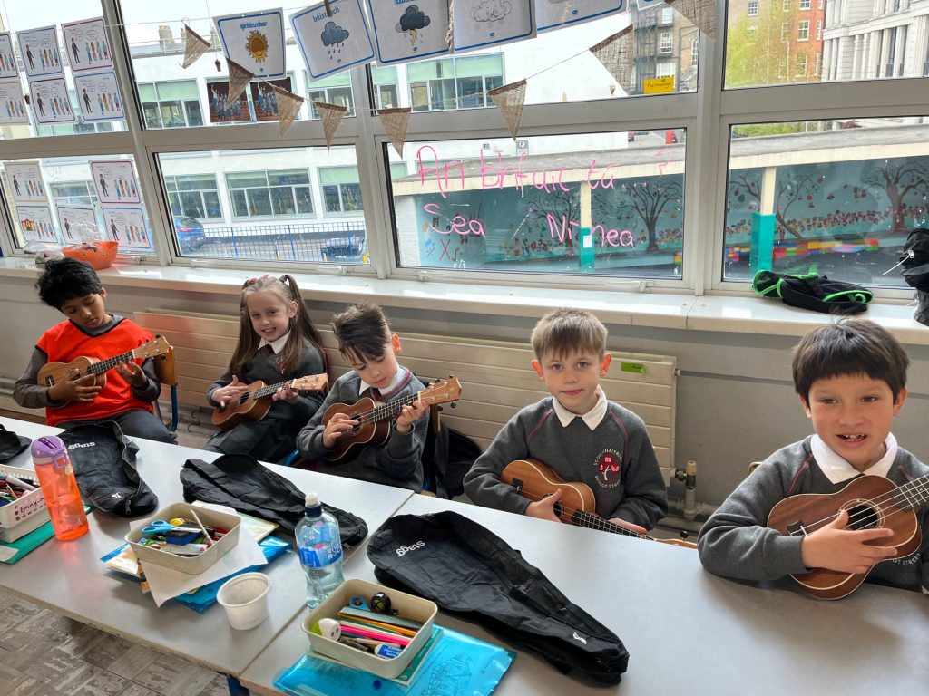Ukulele Lessons in 2nd and 3rd Class Ms Carolin's class have been learning how to play the ukulele with the wonderful Sheila. Every Tuesday they get the ukuleles out and play along with Sheila. Atthe start, it was difficult to get used to a new scoilchaitrionabaggotstreet.ie/elementor-1051…