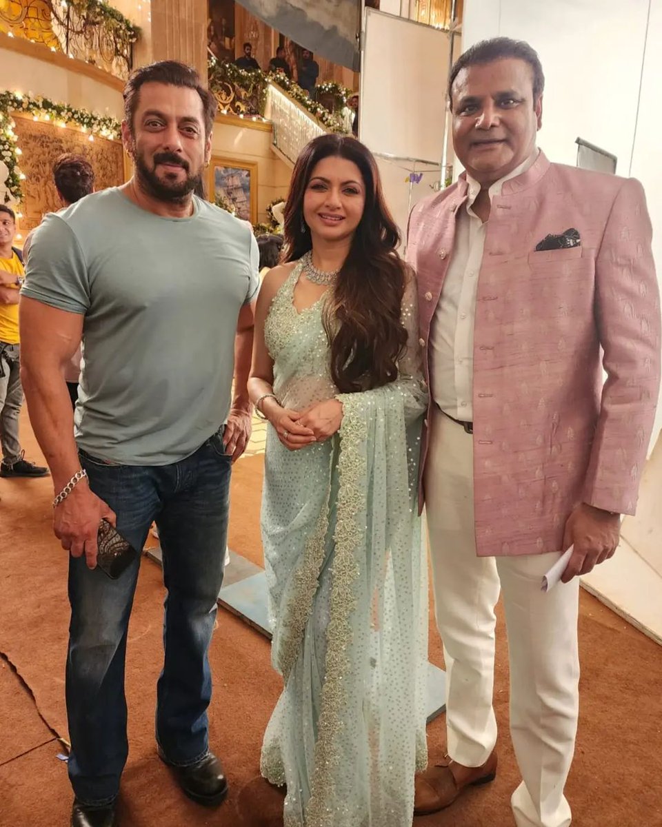 Unseen picture of #SalmanKhan from the sets of #KisiKaBhaiKisiKiJaan ✨🔥