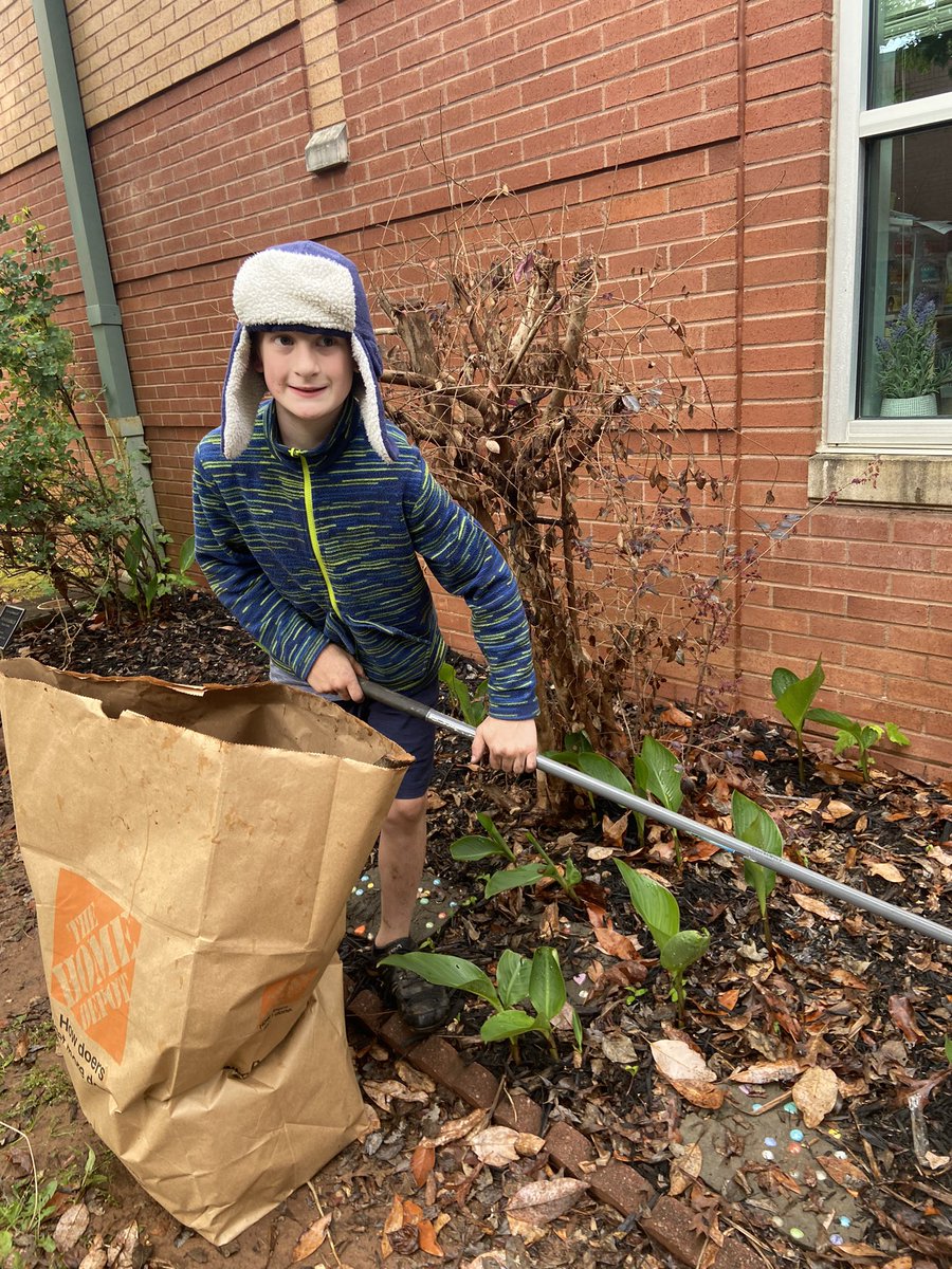 SHEASLab's tweet photo. SHE Ss lend a hand to our land on #EarthDay2023 @lorriebearden @summithillpto https://t.co/tReWDMpy1j