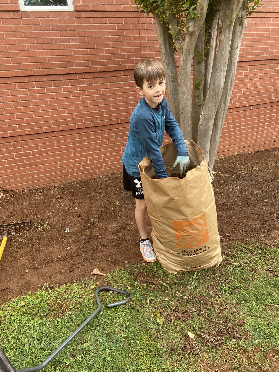 SHEASLab's tweet photo. SHE Ss lend a hand to our land on #EarthDay2023 @lorriebearden @summithillpto https://t.co/tReWDMpy1j