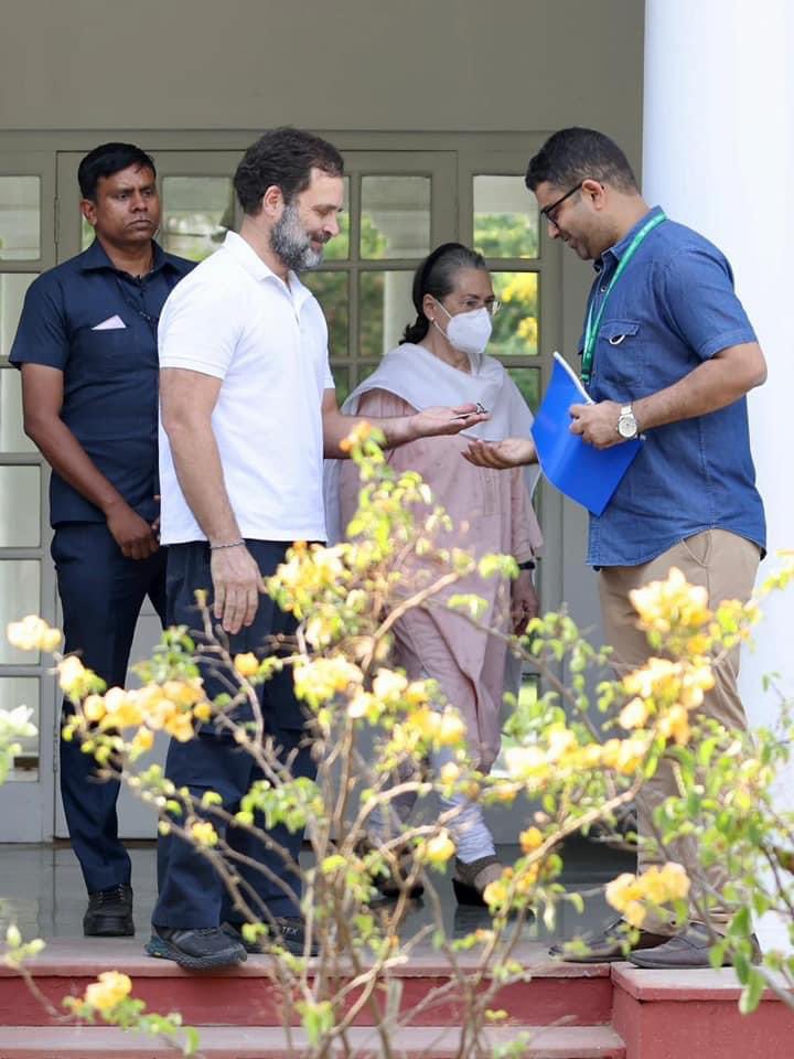 ZParwal's tweet image. Two pictures describe the price of truth in #newindia under a fattu feku government. 
#RahulGandhiDisqualified #SatyapalMalik