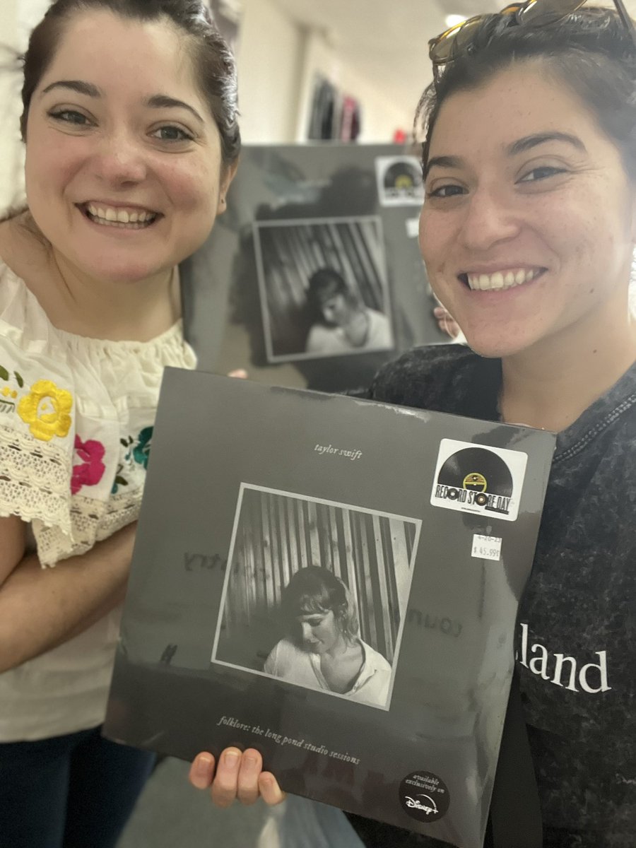 cdelgado10's tweet image. Thank you Music Connection of San Antonio!! You made two Swiftie Sisters happy! @taylornation13 
#therecordwasboughtbyme