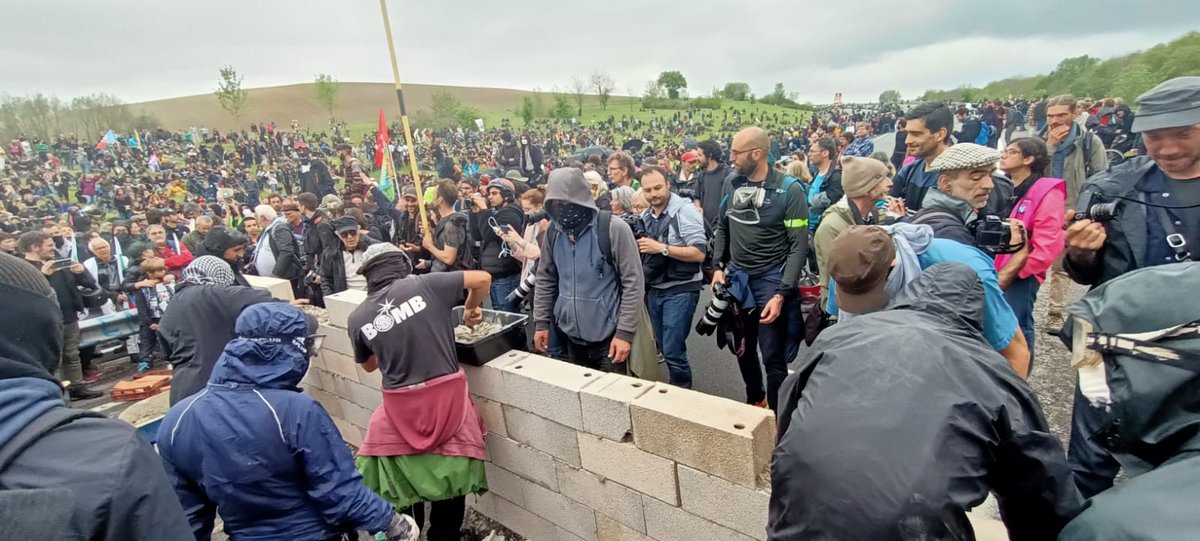 LaVoieEstLibre_'s tweet photo. Construction du mur de la honte, sur la RN126 #LVEL https://t.co/8rOH96cC2I