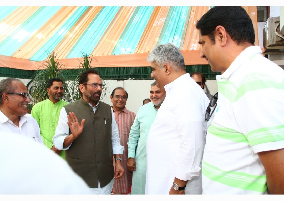 bacharamsingh's tweet photo. ईद के शुभ अवसर पर माननीय केंद्रीय मंत्री श्री @byadavbjp जी और पूर्व केंद्रीय मंत्री एवं भाजपा के वरिष्ठ नेता आदरणीय श्री @naqvimukhtar जी व्यंगात्मक मूड में https://t.co/bKudoM73MO