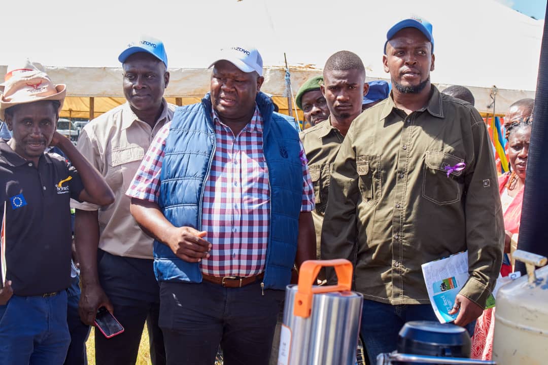 basera_john's tweet photo. Chivandire Dairy in Seke, Mash East Province is Going4Growth, started with a dairy herd of 5 in 2006, now milking 130, averaging 22 l/cow/day. Dairy herd now at 350. The young Eng. Fanuel Chivandire, traded Mechatronics Engineering to become a 'Cow Dang Engineer'. Smart trade-off https://t.co/xl8A76GX4u