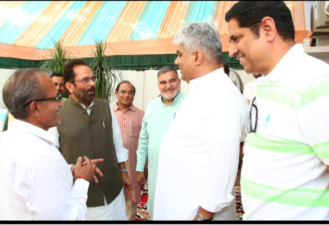 bacharamsingh's tweet photo. ईद के शुभ अवसर पर माननीय केंद्रीय मंत्री श्री @byadavbjp जी और पूर्व केंद्रीय मंत्री एवं भाजपा के वरिष्ठ नेता आदरणीय श्री @naqvimukhtar जी व्यंगात्मक मूड में https://t.co/bKudoM73MO