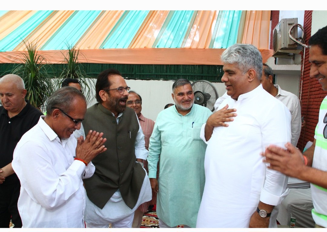 bacharamsingh's tweet photo. ईद के शुभ अवसर पर माननीय केंद्रीय मंत्री श्री @byadavbjp जी और पूर्व केंद्रीय मंत्री एवं भाजपा के वरिष्ठ नेता आदरणीय श्री @naqvimukhtar जी व्यंगात्मक मूड में https://t.co/bKudoM73MO