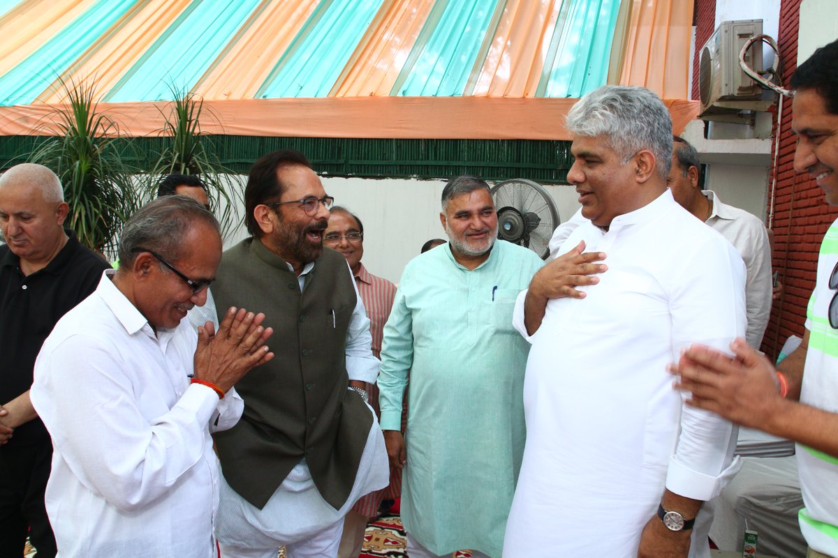 bacharamsingh's tweet photo. ईद के शुभ अवसर पर माननीय केंद्रीय मंत्री श्री @byadavbjp जी और पूर्व केंद्रीय मंत्री एवं भाजपा के वरिष्ठ नेता आदरणीय श्री @naqvimukhtar जी व्यंगात्मक मूड में https://t.co/bKudoM73MO