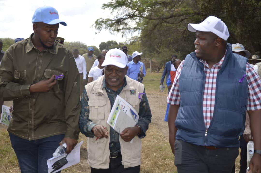 basera_john's tweet photo. Chivandire Dairy in Seke, Mash East Province is Going4Growth, started with a dairy herd of 5 in 2006, now milking 130, averaging 22 l/cow/day. Dairy herd now at 350. The young Eng. Fanuel Chivandire, traded Mechatronics Engineering to become a 'Cow Dang Engineer'. Smart trade-off https://t.co/xl8A76GX4u