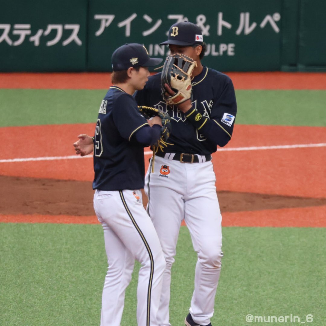 munerin_6's tweet photo. 誰よりも真っ先に真っ直ぐに声をかけに行く宗くんが大好きです
#宗佑磨 #山﨑福也 #山岡泰輔 #山本由伸 #宮城大弥 https://t.co/fFxuDcOg7i