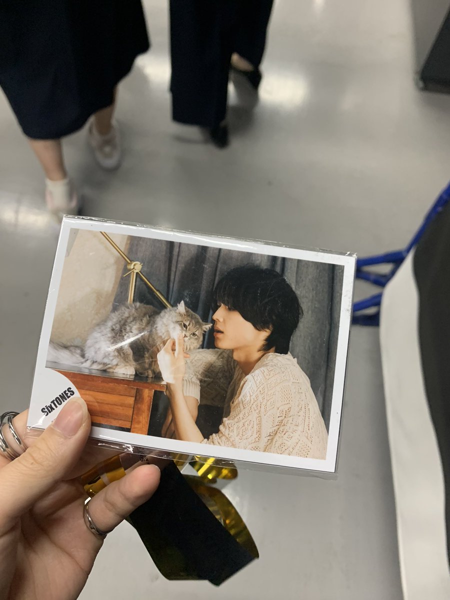 mo_SixTONES's tweet photo. 本日4/22の公演でフォトセットの袋に公式写真が何枚か入ったものが落ちていました。
落し物としてスタッフさんに預けてありますのでお心当たりのある方は詳細もお伝えしますのでDMください。
 #東京ドーム  #落し物  #SixTONES #慣声の法則 https://t.co/yT6XjxfOip