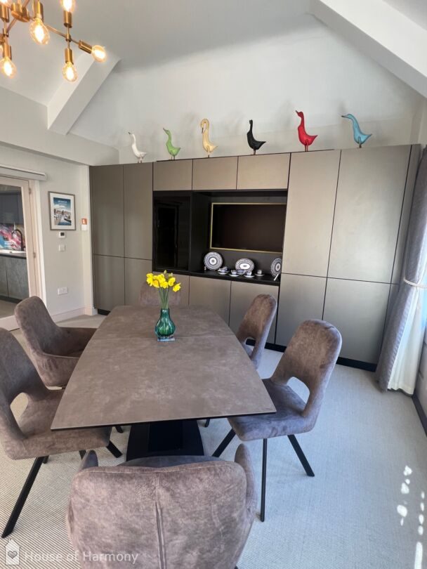 Stunning Day room installed in Bury St Edmunds.  Next125 NX950 Marble Nero ceramic and NX940 Inox Fine matt handleless rails in Onyx Black. 
#kitchen #dayroom #diningroom #diningroomgoals #kitchendesign #design #burystedmunds

house-of-harmony.co.uk/project/dayroo…