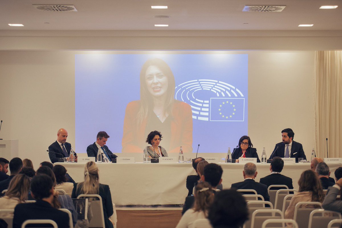 Europarl_IT's tweet photo. 🔛 Oggi in apertura dei lavori di Eco di #VOCI @GIConfindustria il messaggio della VP PE @pinapic. Al centro l’impatto economico, politico e valoriale del progetto europeo, e un focus sulla campagna istituzionale che promuove la partecipazione attiva alla democrazia #InsiemePer https://t.co/dCP5Uop5Ol