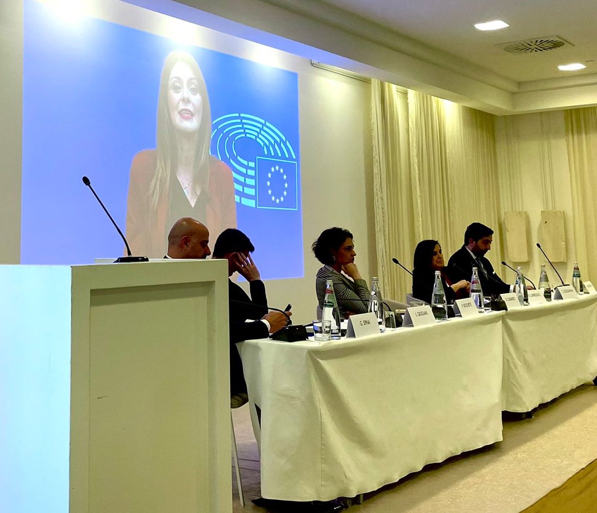 Europarl_IT's tweet photo. 🔛 Oggi in apertura dei lavori di Eco di #VOCI @GIConfindustria il messaggio della VP PE @pinapic. Al centro l’impatto economico, politico e valoriale del progetto europeo, e un focus sulla campagna istituzionale che promuove la partecipazione attiva alla democrazia #InsiemePer https://t.co/dCP5Uop5Ol