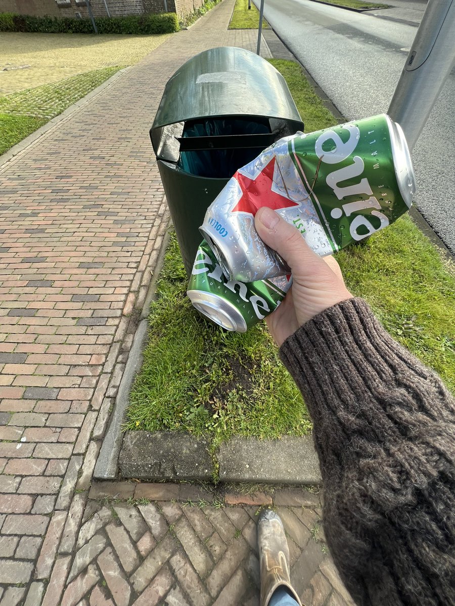VeenstraSebas's tweet photo. #Statiegeld Heineken.
Lang leve statiegeld op blikjes.
Dat ruimt gelijk op!
Echter behalve die van @Heineken.
Dus zelf maar Ff opgeruimd!
@zwerfinator
@RecyclingNet
@Afvaladvocaat
#BoycotHeineken https://t.co/RZnzopdwr8
