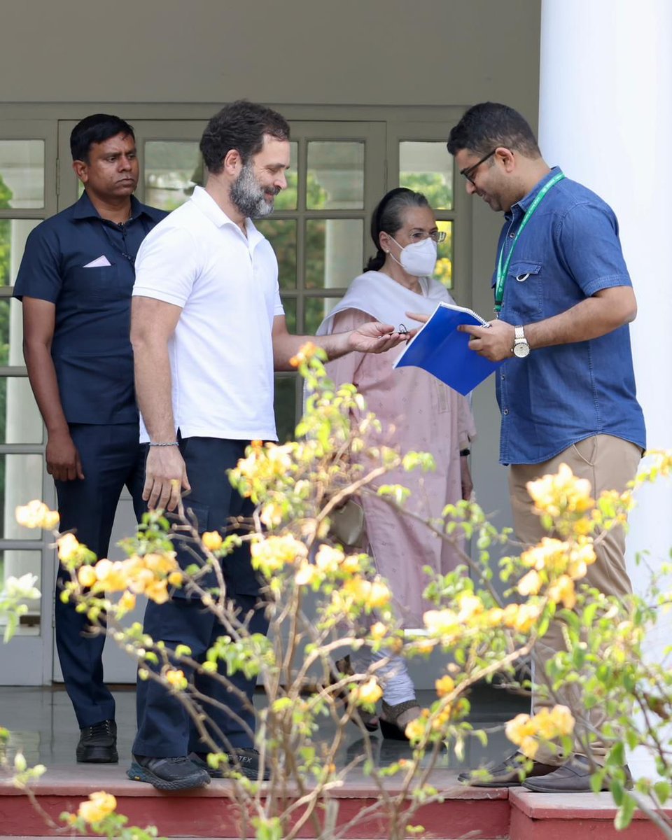 WireNeutral's tweet photo. Congress leader #RahulGandhi hands over keys of the house he has been evicted from to the CPWD officials. He said “he is paying the price of speaking the truth and he is ready to pay any price for speaking the truth.” https://t.co/X2uYcnEuTO