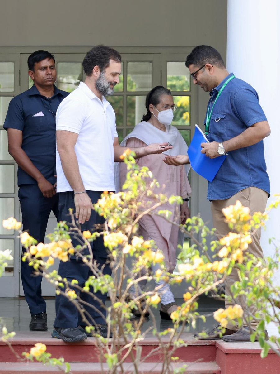 WireNeutral's tweet photo. Congress leader #RahulGandhi hands over keys of the house he has been evicted from to the CPWD officials. He said “he is paying the price of speaking the truth and he is ready to pay any price for speaking the truth.” https://t.co/X2uYcnEuTO