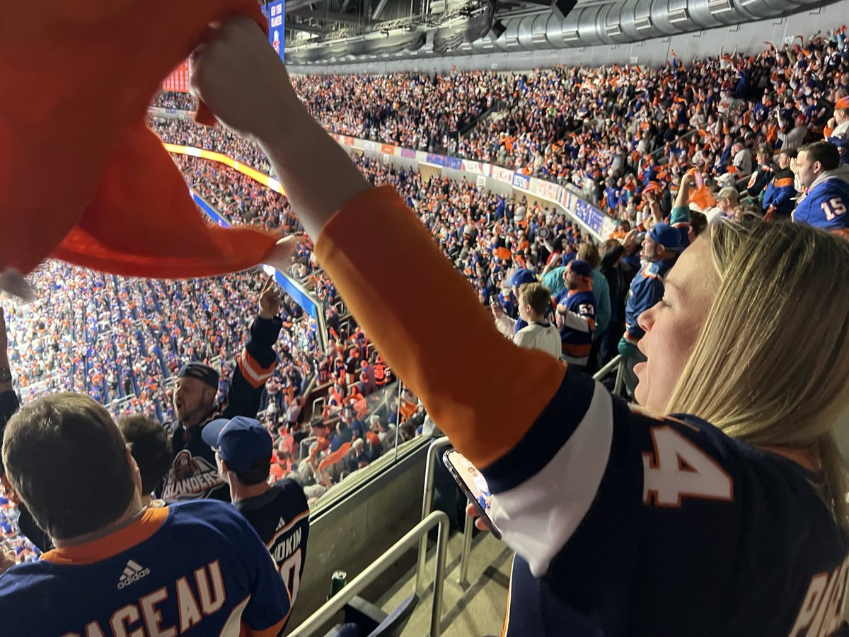 Jeneco312's tweet photo. Still running on that play off high 🧡💙 https://t.co/u8VovJP3Fj