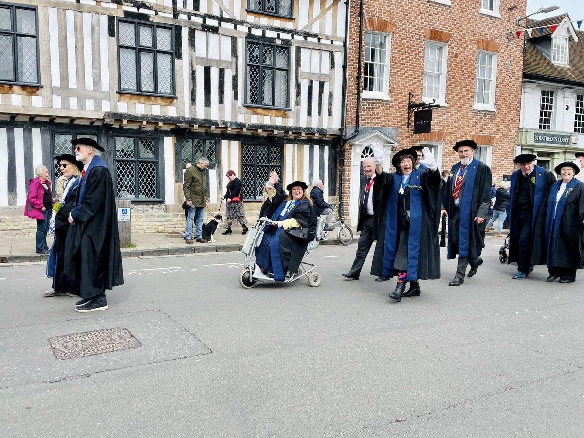 How lovely to cheer on our fantastic #stratforduponavon Town Council at the #ShakespeareBirthday parade this morning! 🌼🪻🌼