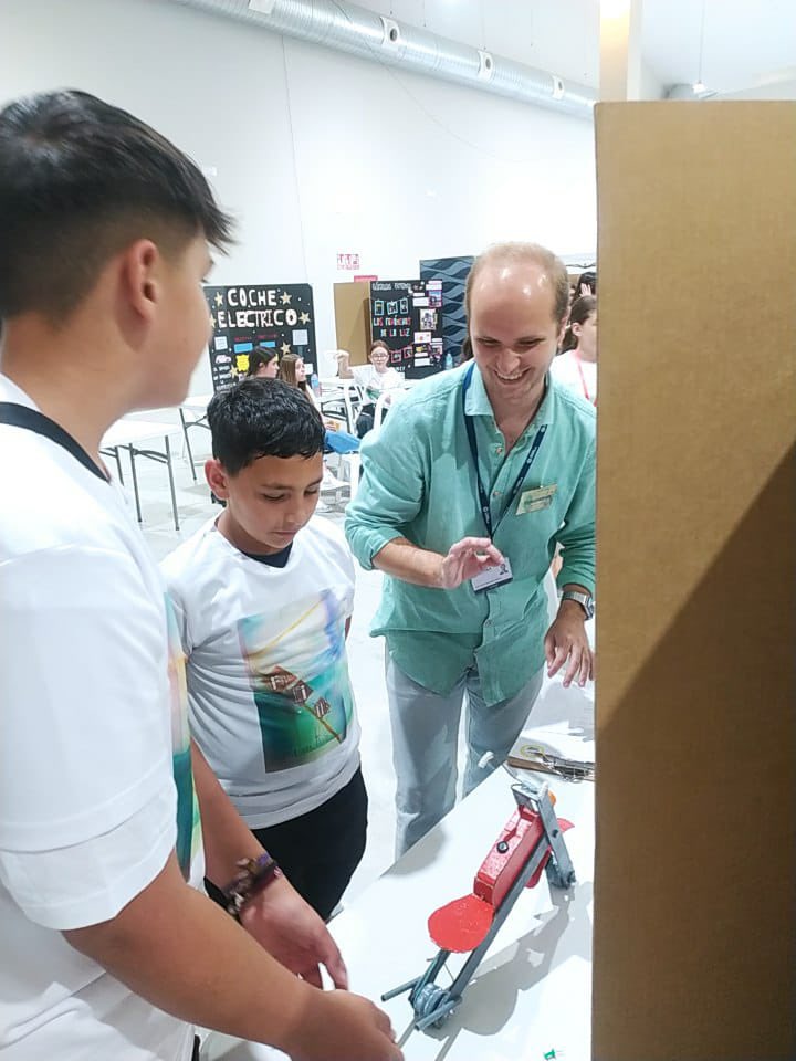 PepeApple's tweet photo. Fue un placer asistir ayer como evaluador a la primera Feria de la Ciencia de Lora del Río #FECIME Me lo pasé genial rodeado de tantos futuros científicos, que pusieron muchas ganas y esfuerzo en sus proyectos. Enhorabuena a todos y a la organización! https://t.co/Ze4O4rFz35