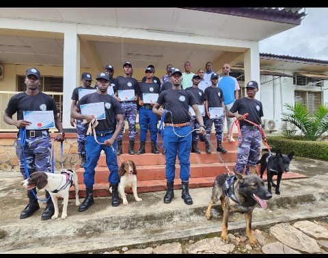 KUF_ASBL's tweet photo. #Burundi Abapolisi baraye basozeye inyigisho zo gukorana n'imbwa(#Chiens_policiers) uno musi niho bahabwa impapuro:#Certificats zemeza ko barangije inyigisho.izi mbwa zikaba zitwarirwa muri #BSPI serviceB2 #1té_speciale.
Har'ico vyoba bigiye kungura mu mutekano w'igihugu? https://t.co/EfF4DHo0K3