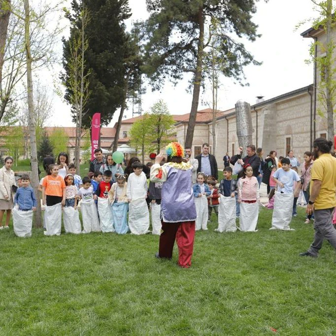 KTBKYGM's tweet photo. Rami Kütüphanesi’nde çifte bayram heyecanı… Rami Kütüphanesi Çocuk Şenliği tüm renkliliği ve canlılığıyla devam ediyor.
@TCKulturTurizm 
@ramikutuphanesi 

#yaşayankütüphane 
#çocukşenliği https://t.co/cutuEmqFvd