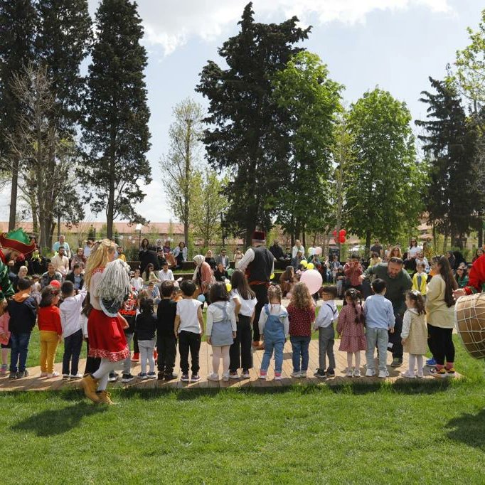 KTBKYGM's tweet photo. Rami Kütüphanesi’nde çifte bayram heyecanı… Rami Kütüphanesi Çocuk Şenliği tüm renkliliği ve canlılığıyla devam ediyor.
@TCKulturTurizm 
@ramikutuphanesi 

#yaşayankütüphane 
#çocukşenliği https://t.co/cutuEmqFvd