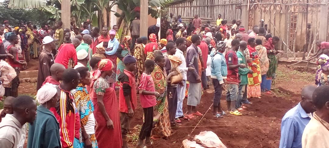 CommuneGASHIKA2's tweet photo. Kur. Uyu wa 22.4.2023 ibikorwa vy iterambere rusangi muri @CommuneGASHIKA2 @NgoziProvince vyokorewe ahariko hubakwa inzu y amanama.Musitanteri agahamagarira abenegihugu arongoye kubandanya bavyitabira
@MininterInfosBi 
@NgoziProvince
@ntacemmanuel https://t.co/JyjEnwiSK4