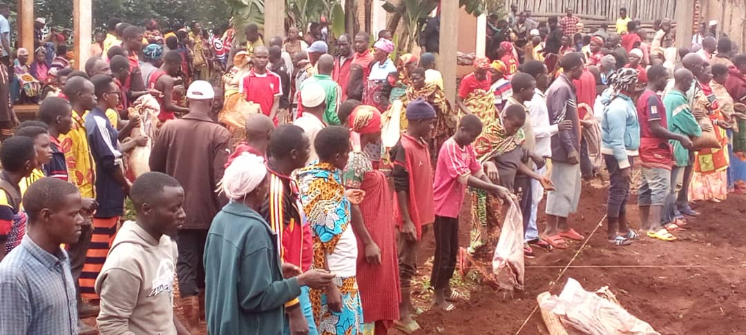 CommuneGASHIKA2's tweet photo. Kur. Uyu wa 22.4.2023 ibikorwa vy iterambere rusangi muri @CommuneGASHIKA2 @NgoziProvince vyokorewe ahariko hubakwa inzu y amanama.Musitanteri agahamagarira abenegihugu arongoye kubandanya bavyitabira
@MininterInfosBi 
@NgoziProvince
@ntacemmanuel https://t.co/JyjEnwiSK4
