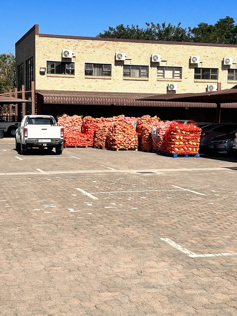 ComfortThami's tweet photo. @_AfricanSoil Some of the schools in uThukela district never received food for learners upto date, and these pictures were taken at district office (ladysmith) , the cabbages and butternut are now stinking after being there for four days in the sun. Its sad 🚮 https://t.co/Htyo79mVOJ