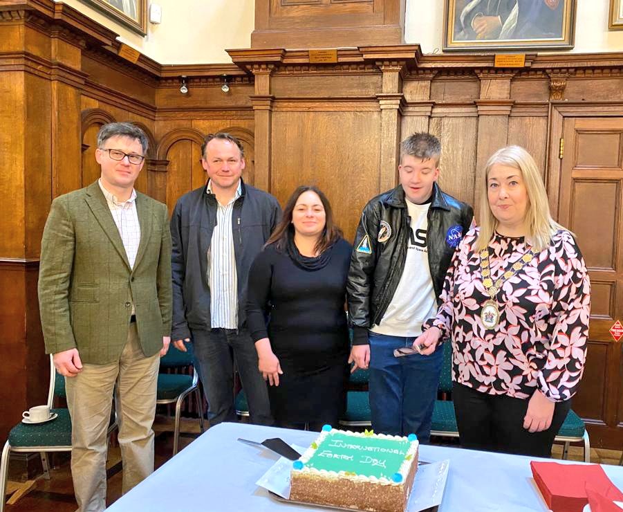KarenDouglas_NI's tweet photo. On #EarthDay I was delighted to join families from our Borough, https://t.co/G685qM6wJP, Polish Saturday School, Polish Consul General Mr Stus & @ANDborough Chief Executive to plant a tree in #CastlePark we enjoyed some tea and cake in the Chamber after #WeAreOne #Stand4Trees π² https://t.co/lmgrkiCwgY