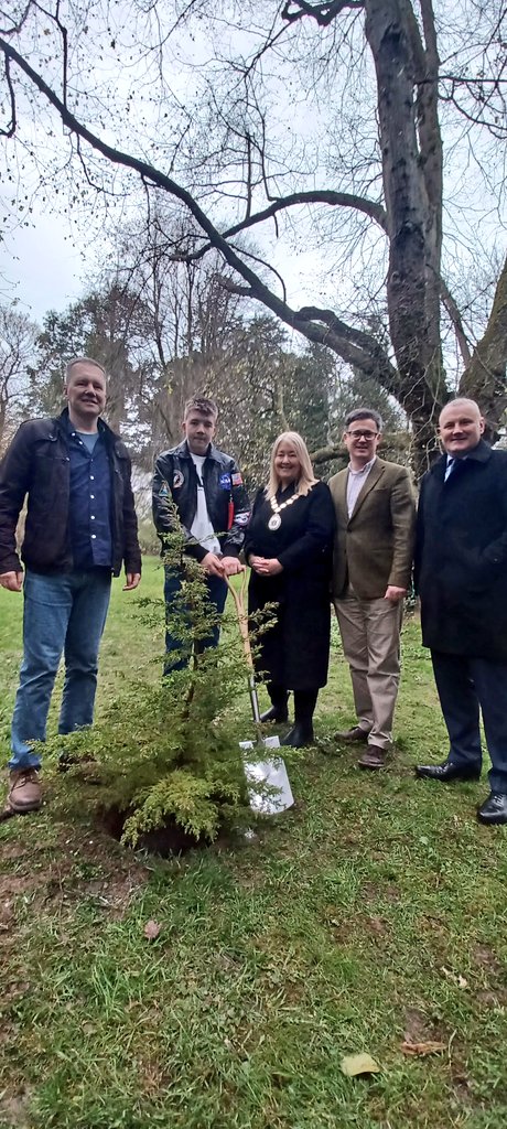 KarenDouglas_NI's tweet photo. On #EarthDay I was delighted to join families from our Borough, https://t.co/G685qM6wJP, Polish Saturday School, Polish Consul General Mr Stus & @ANDborough Chief Executive to plant a tree in #CastlePark we enjoyed some tea and cake in the Chamber after #WeAreOne #Stand4Trees π² https://t.co/lmgrkiCwgY