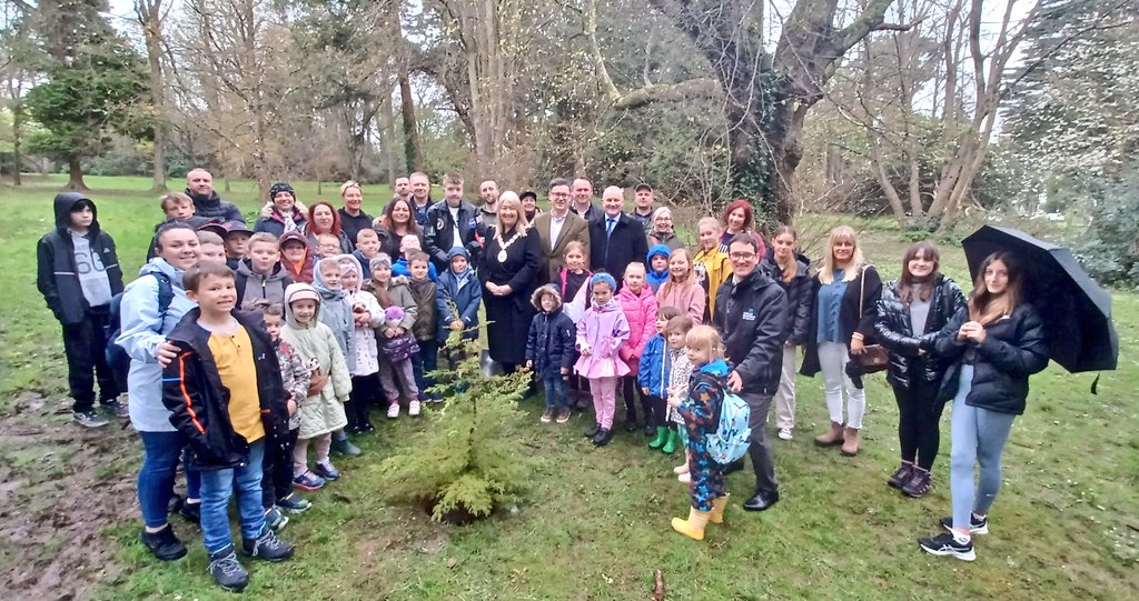 KarenDouglas_NI's tweet photo. On #EarthDay I was delighted to join families from our Borough, https://t.co/G685qM6wJP, Polish Saturday School, Polish Consul General Mr Stus & @ANDborough Chief Executive to plant a tree in #CastlePark we enjoyed some tea and cake in the Chamber after #WeAreOne #Stand4Trees π² https://t.co/lmgrkiCwgY