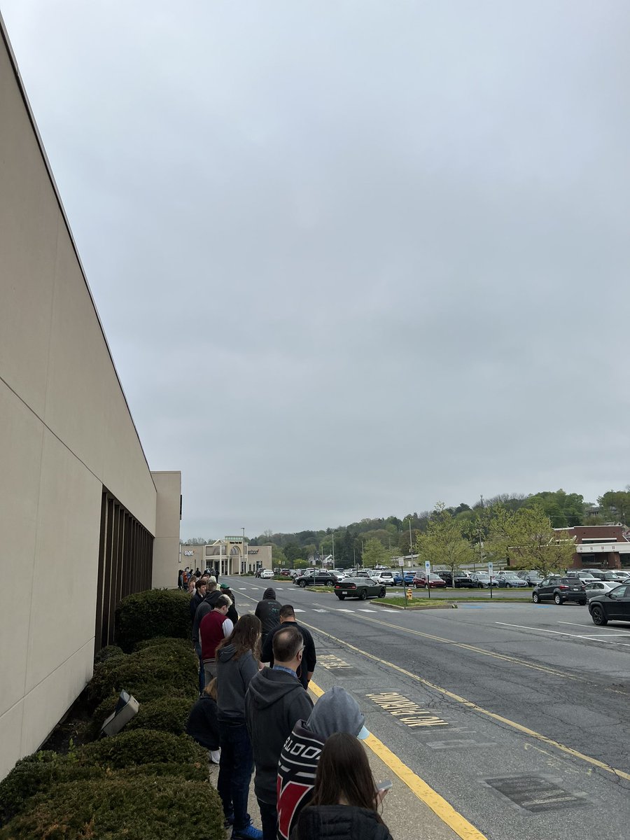 The #RSD23 line is insane but #SpinMeRound is expecting a crowd so… to give context I’m at one end of the mall where an anchor store used to be (RIP Bonton) and Spin Me Round is in the center of the mall. 

Last RSD I went to, there was 1 person ahead of me at a small store.