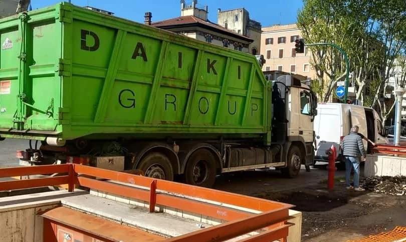 H24Prati's tweet photo. Viale Giulio Cesare, smantellato il gabbiotto Cotral. In disuso da anni, era un ricettacolo di rifiuti - https://t.co/RLEWQdtULw https://t.co/3guG0vhTg0