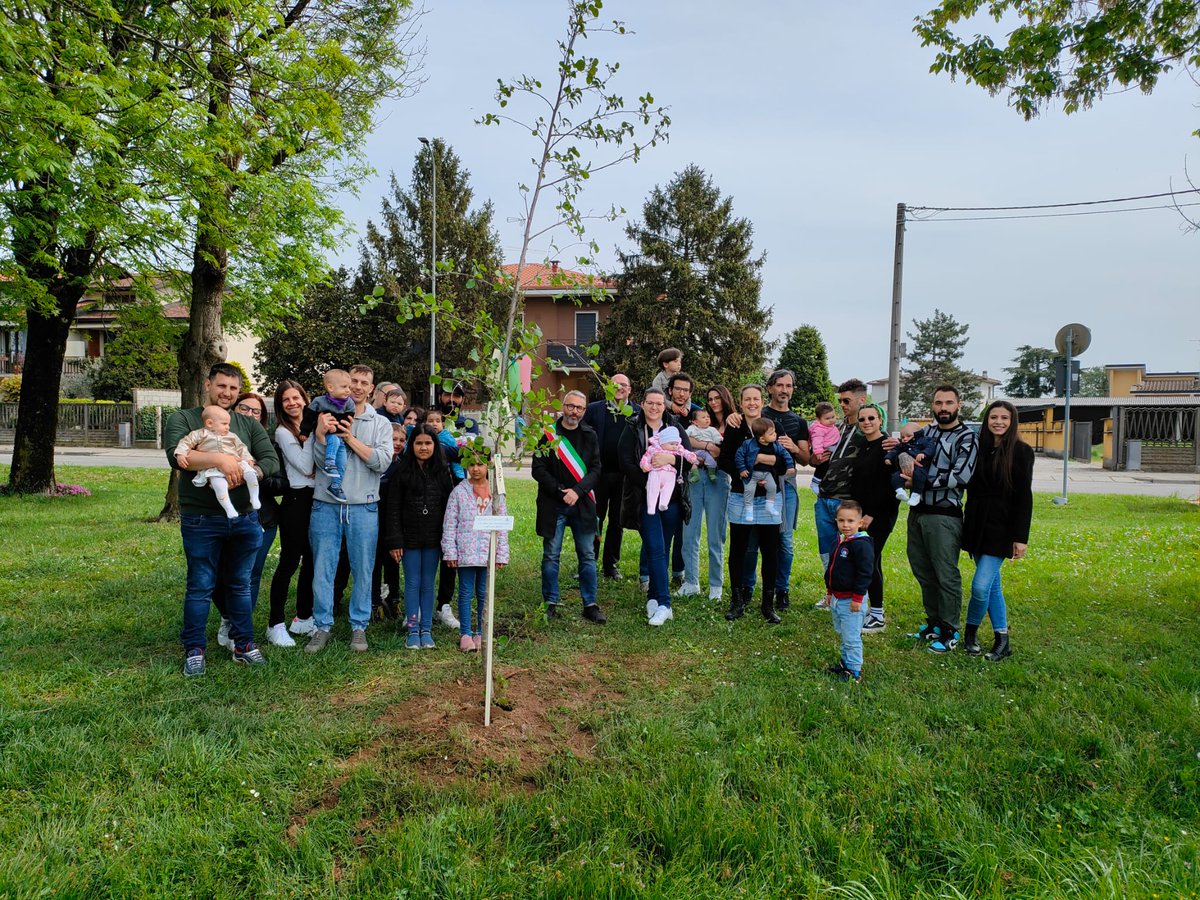 DamianoCattaneo's tweet photo. Insieme ai genitori e ai volontari del verde, abbiamo messo a dimora nel parco di via Caravaggio un nuovo albero per dare il benvenuto ai 13 bambini nati nel 2022.
Un ringraziamento al Parco del Serio per aver contribuito all'iniziativa.
#Capralba #GiornataMondialeDellaTerra https://t.co/BRmMXzmd25