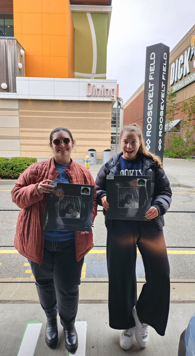 A_hawkss's tweet photo. 7 hours no sleep, but secured the goods!! #therecordwasboughtbyme #rsd23 @taylornation13 @taylorswift13 https://t.co/YZyYgPX3tV