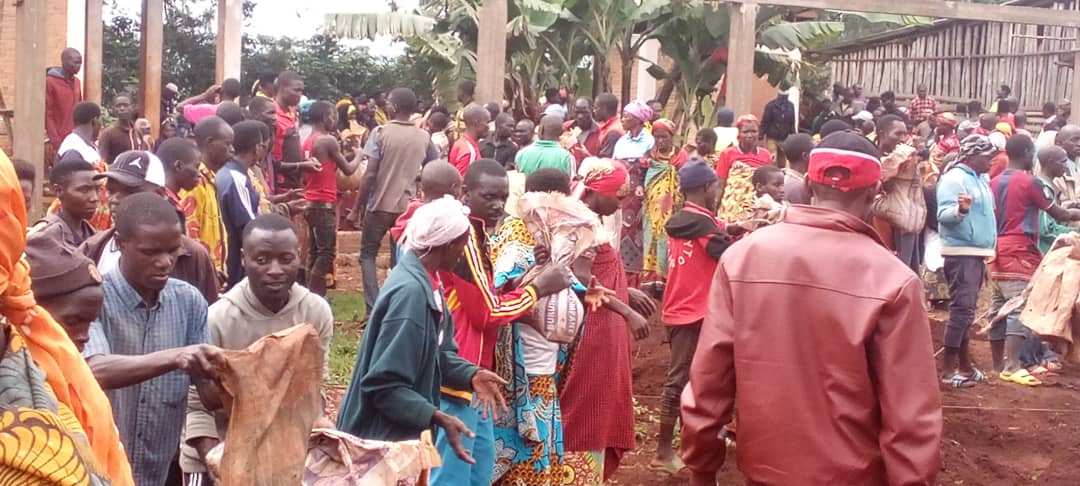 CommuneGASHIKA2's tweet photo. Kur. Uyu wa 22.4.2023 ibikorwa vy iterambere rusangi muri @CommuneGASHIKA2 @NgoziProvince vyokorewe ahariko hubakwa inzu y amanama.Musitanteri agahamagarira abenegihugu arongoye kubandanya bavyitabira
@MininterInfosBi 
@NgoziProvince
@ntacemmanuel https://t.co/JyjEnwiSK4