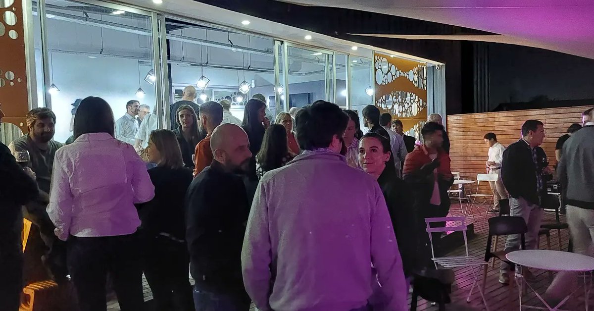 GabrielLopez_OK's tweet photo. Junto a @MajulNestor,  @alfredocornejo y @hebesil nos reunimos con más de 60 empresarios del Departamento de Maipú en @cumbrar.
Vamos a seguir trabajando por el crecimiento y desarrollo articulando un trabajo entre lo público - privado en beneficio del impulso que Maipú necesita. https://t.co/wvmbsV3JCH