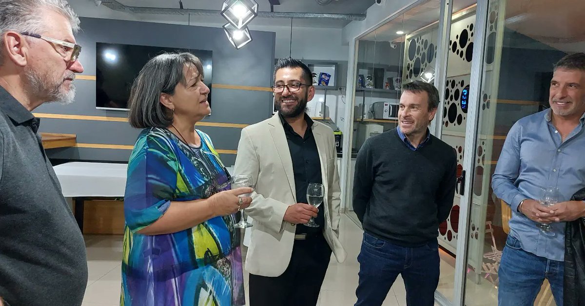 GabrielLopez_OK's tweet photo. Junto a @MajulNestor,  @alfredocornejo y @hebesil nos reunimos con más de 60 empresarios del Departamento de Maipú en @cumbrar.
Vamos a seguir trabajando por el crecimiento y desarrollo articulando un trabajo entre lo público - privado en beneficio del impulso que Maipú necesita. https://t.co/wvmbsV3JCH