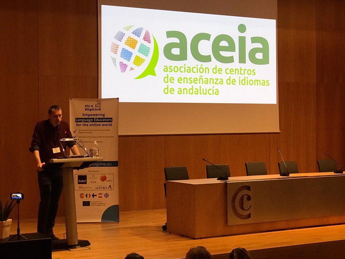 ACEIAndalucia's tweet photo. #Idiomas #InteligenciaArtificial #Granada 
Gracias a todas las personas que nos acompañaron en la Jornada “Programando el Futuro”, que tuvo lugar en la @CCGranada  y gracias 🙏a #ProyectoFit4DigilinE y @ExamsGranada, por su colaboración 📸📸https://t.co/Qqc10gif1L https://t.co/hN9trQd7uv